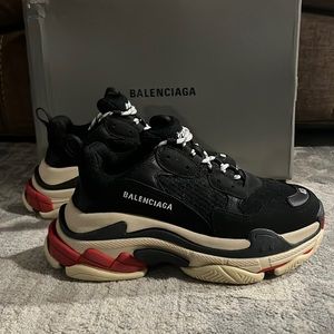 2017 Balenciaga 

Mens Triple S Sneaker 'Black Red' shoe 

Size US 7 MENS